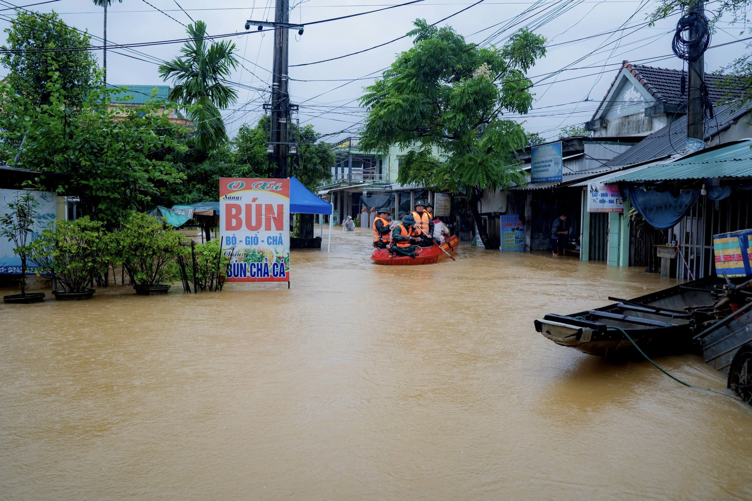 Cảnh lũ lịch sử bủa vây Huế, Đà Nẵng, Hội An - Hình 3