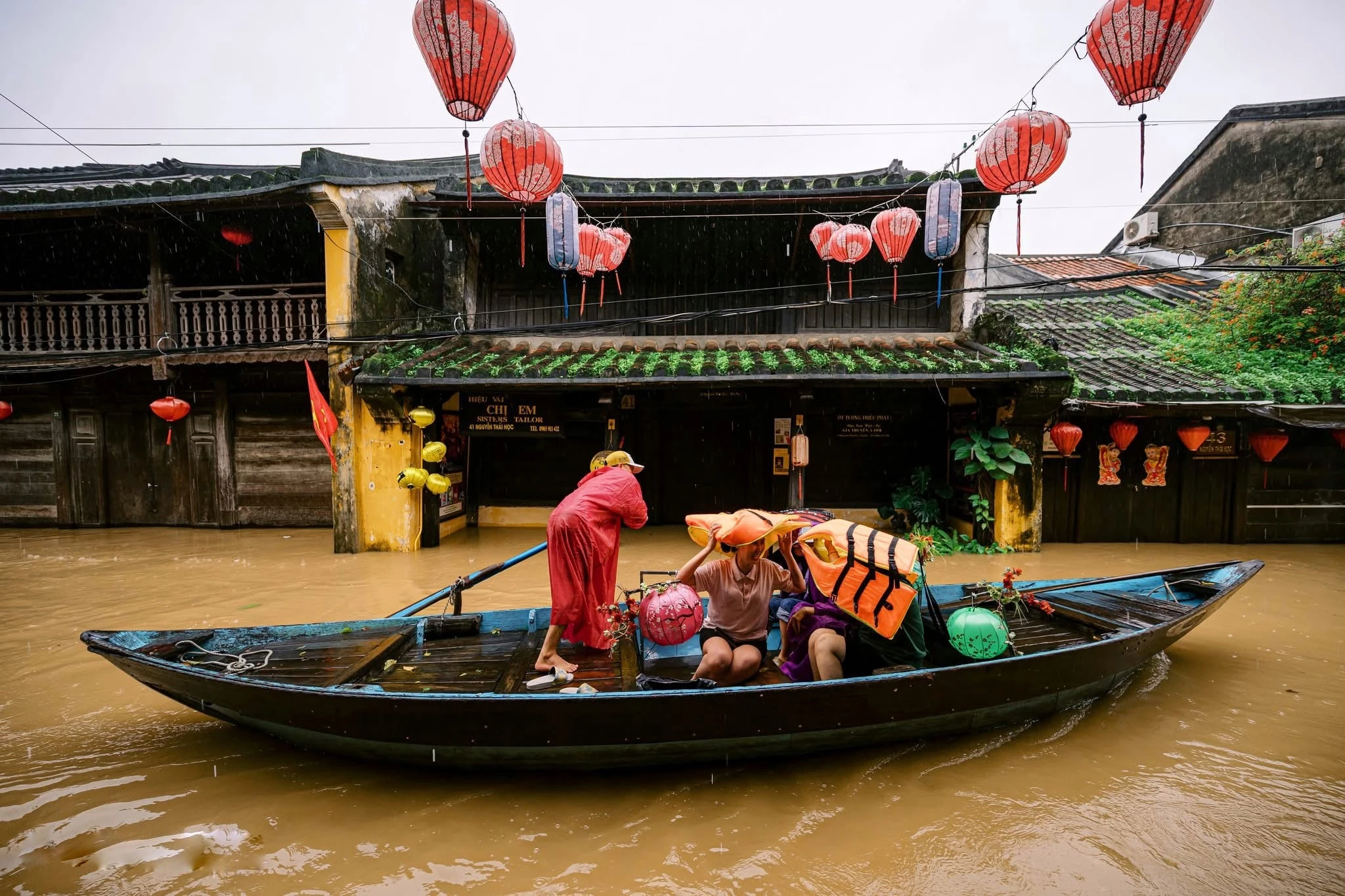 Cảnh lũ lịch sử bủa vây Huế, Đà Nẵng, Hội An - Hình 7