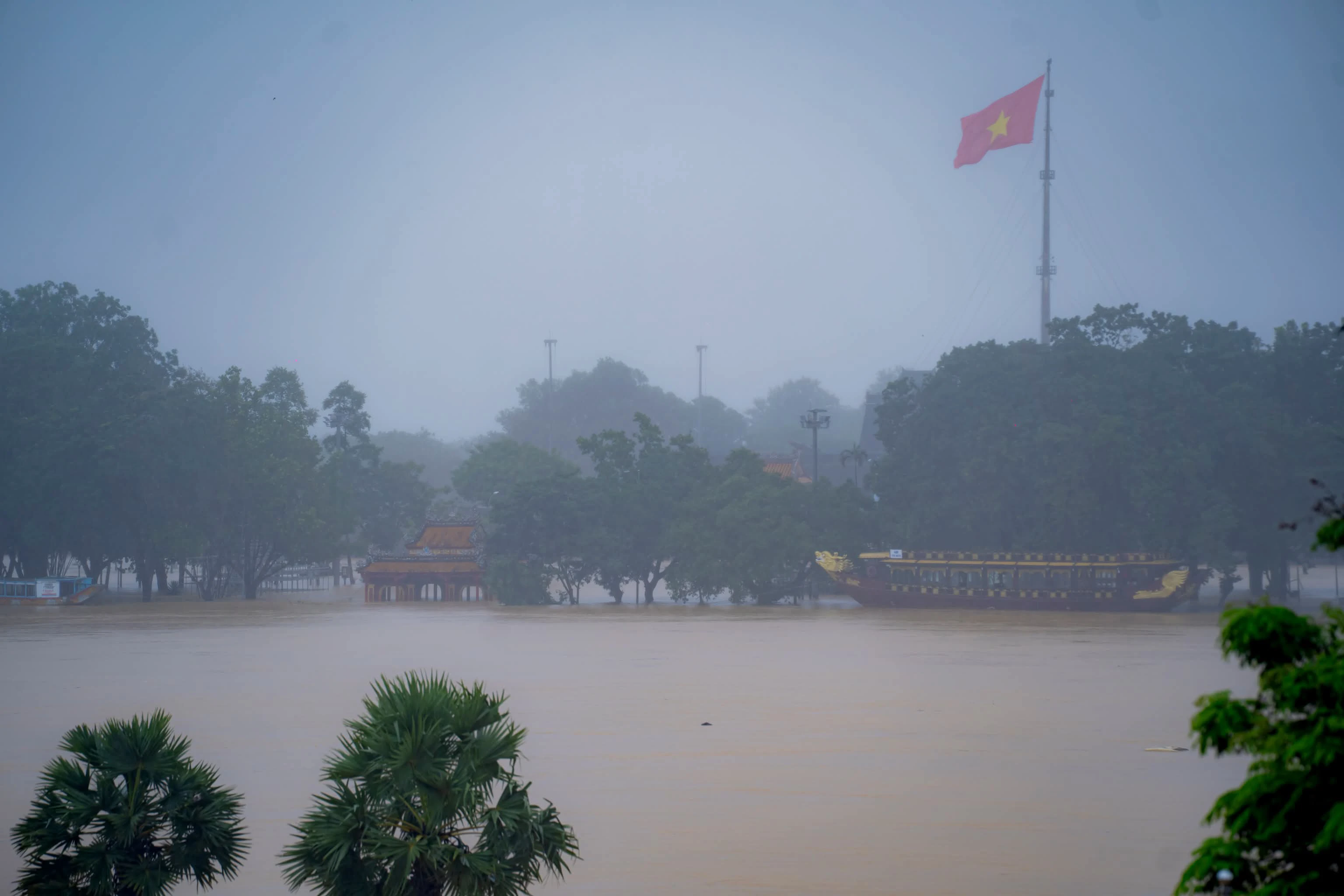 Cảnh lũ lịch sử bủa vây Huế, Đà Nẵng, Hội An - Hình 2