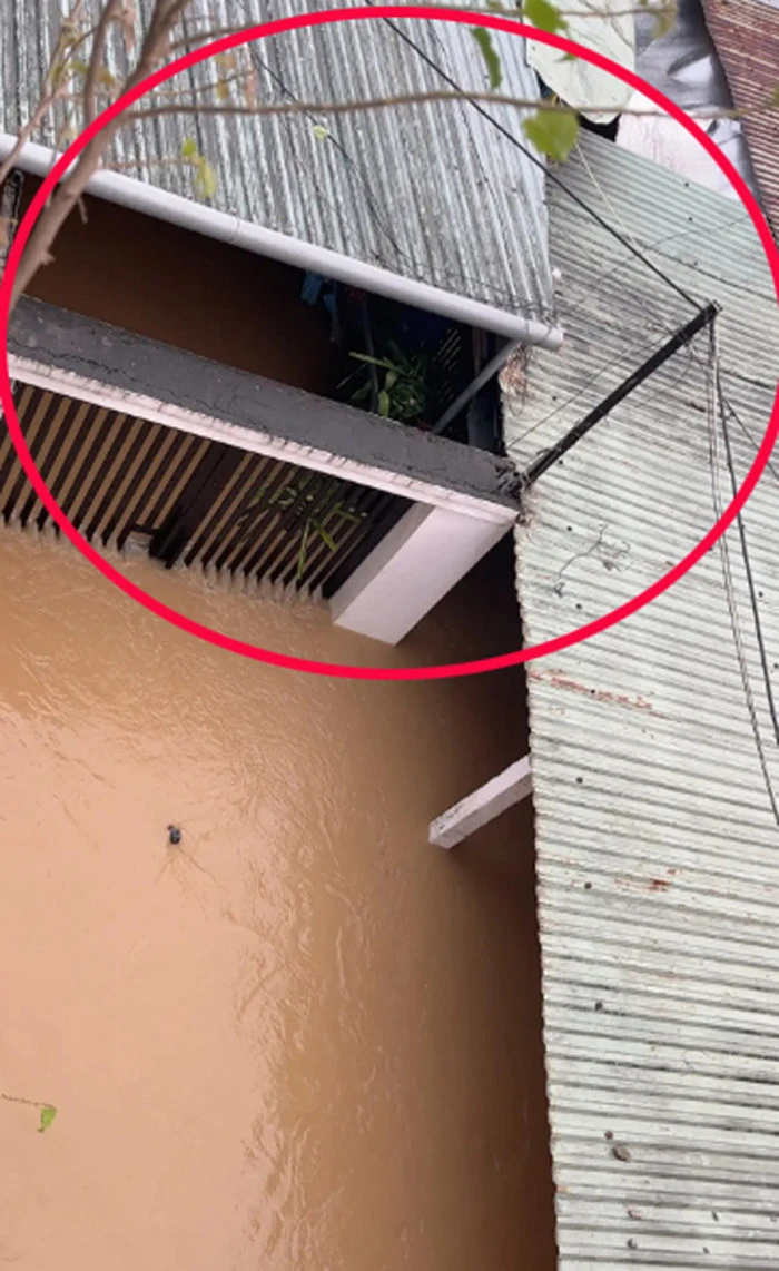 Đà Nẵng ngập lụt, mẹ trẻ đặt con vào chậu vừa trông vừa nấu vội bữa cơm chiều - Hình 2