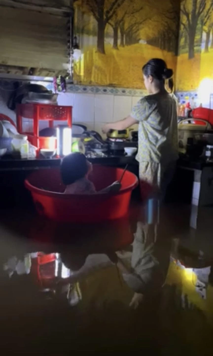 Đà Nẵng ngập lụt, mẹ trẻ đặt con vào chậu vừa trông vừa nấu vội bữa cơm chiều - Hình 1