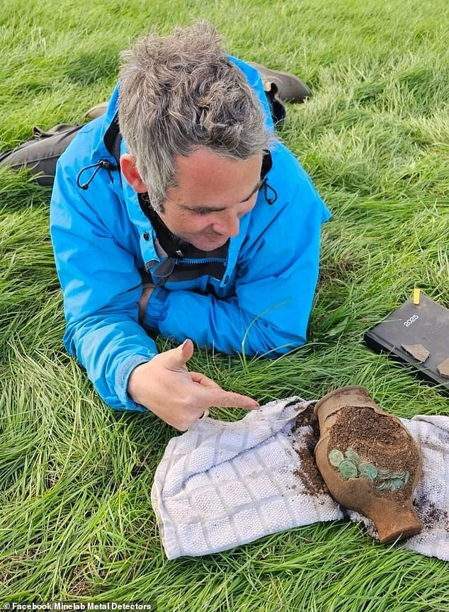 Dò kim loại trên cánh đồng, người đàn ông đào được kho báu quý giá - Hình 2