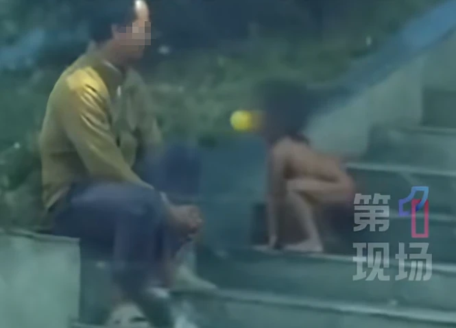 Em bé sống như người rừng, bò bằng tứ chi ở cùng cha mẹ có học vấn cao - Hình 2