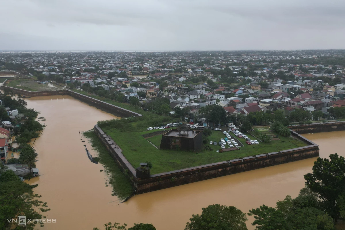 Huế chìm trong lũ - Hình 5