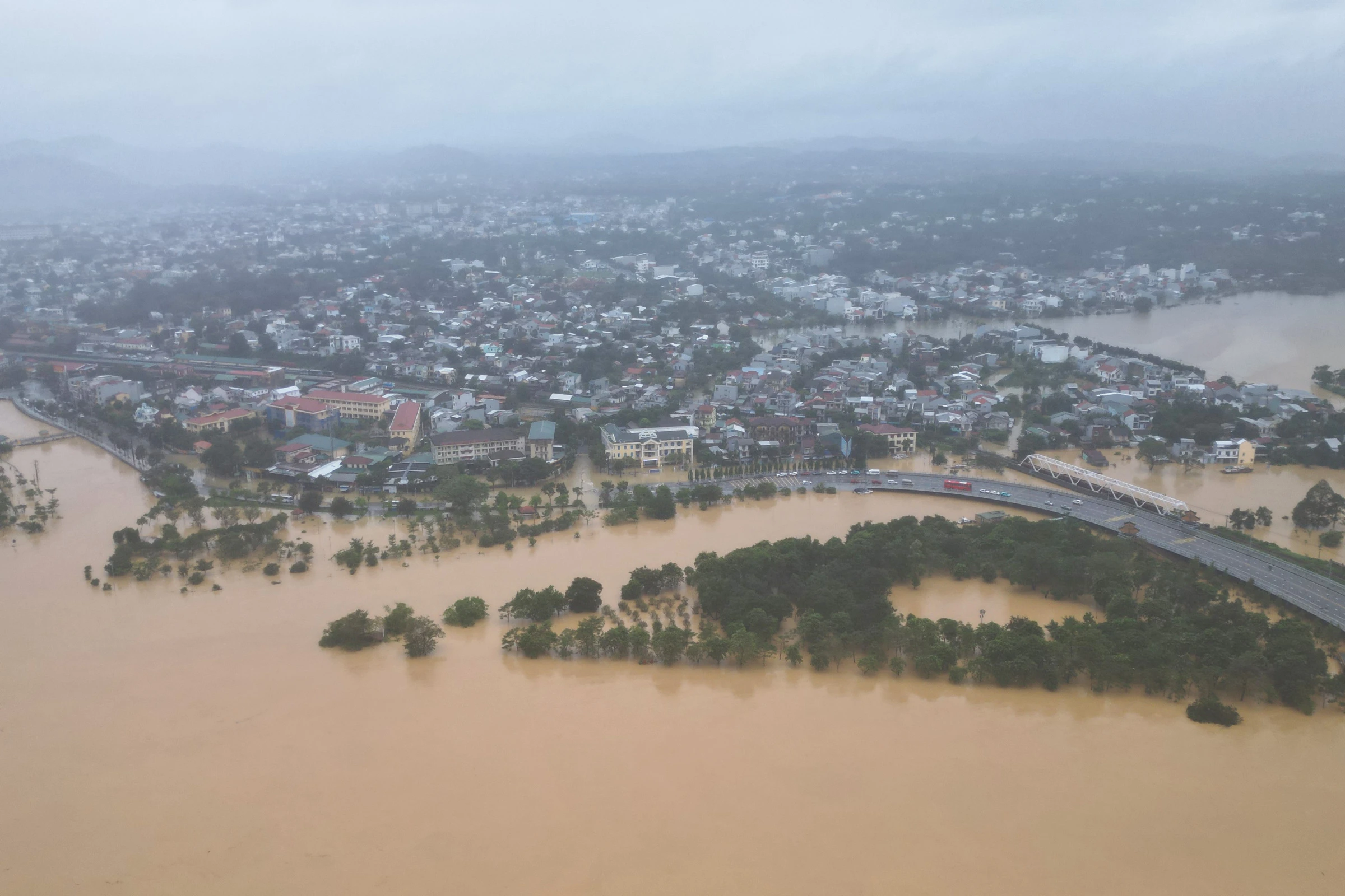Huế chìm trong lũ - Hình 10