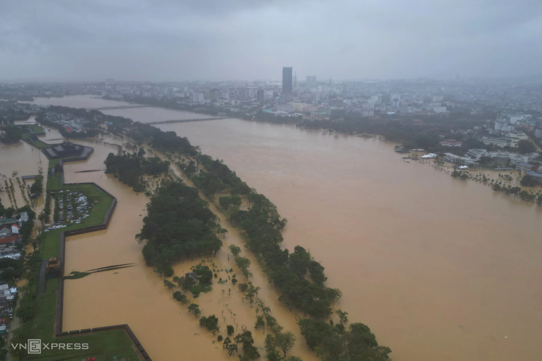 Huế chìm trong lũ - Hình 3