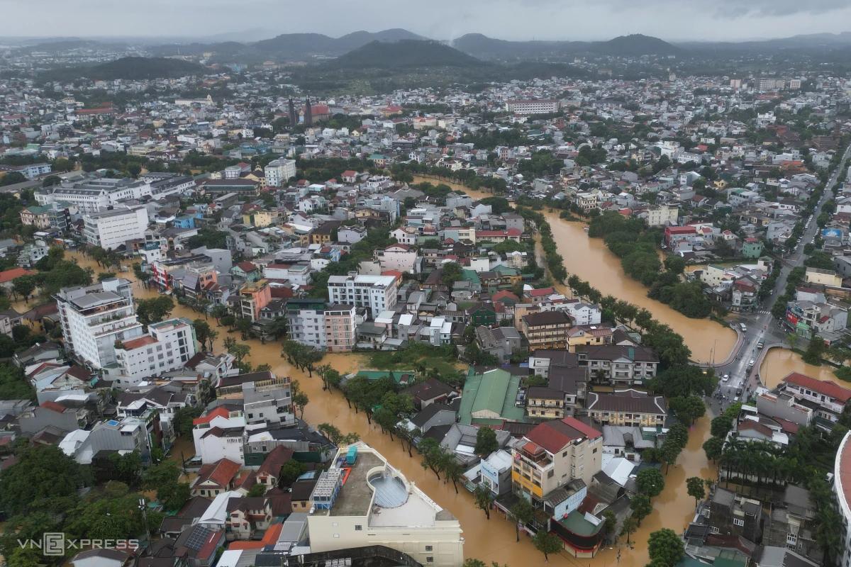 Huế chìm trong lũ - Hình 12