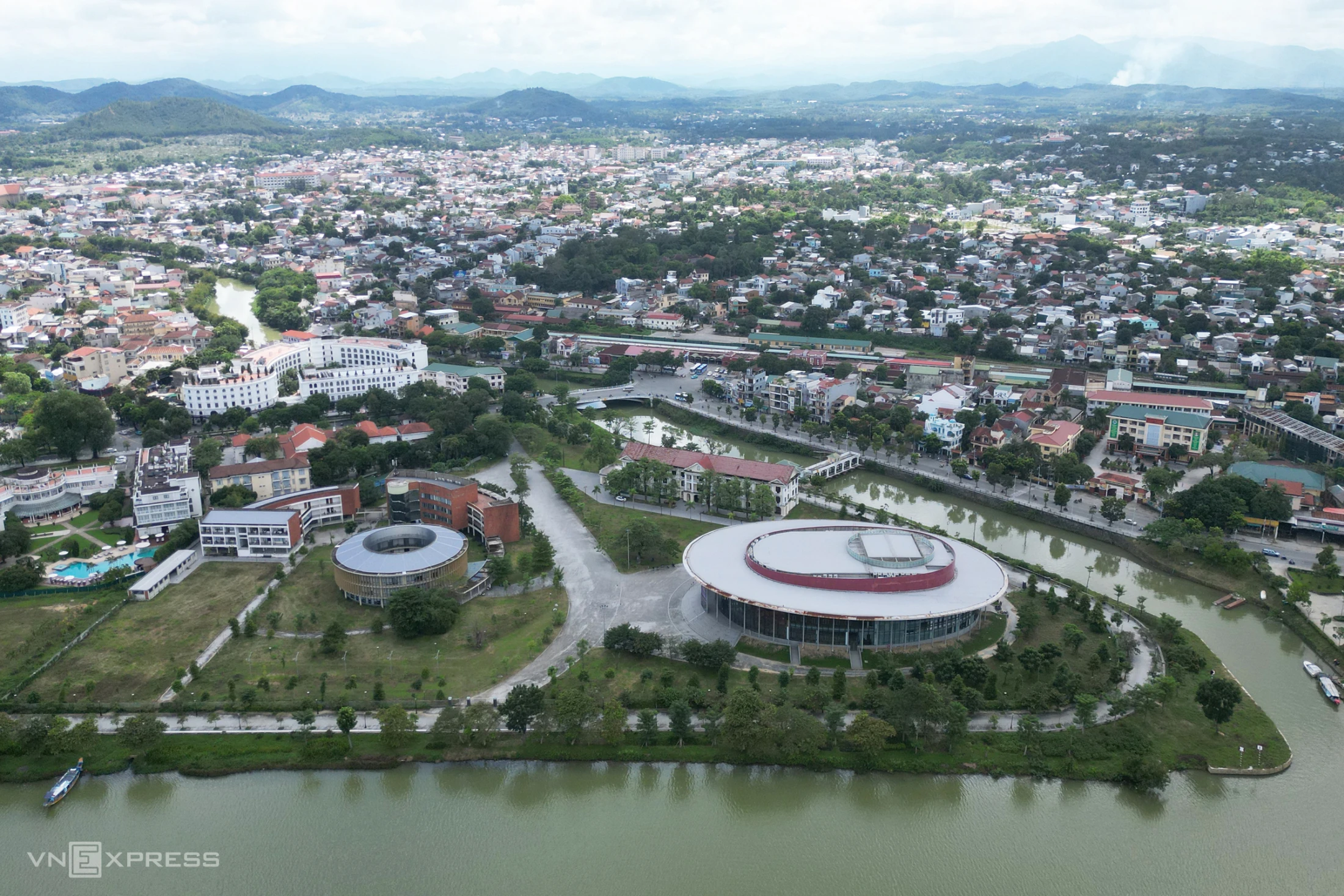 Huế chìm trong lũ - Hình 9