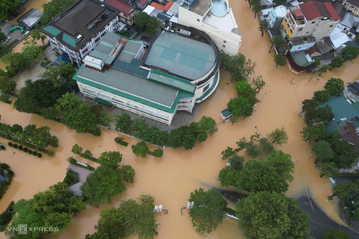 Huế chìm trong lũ - Hình 13
