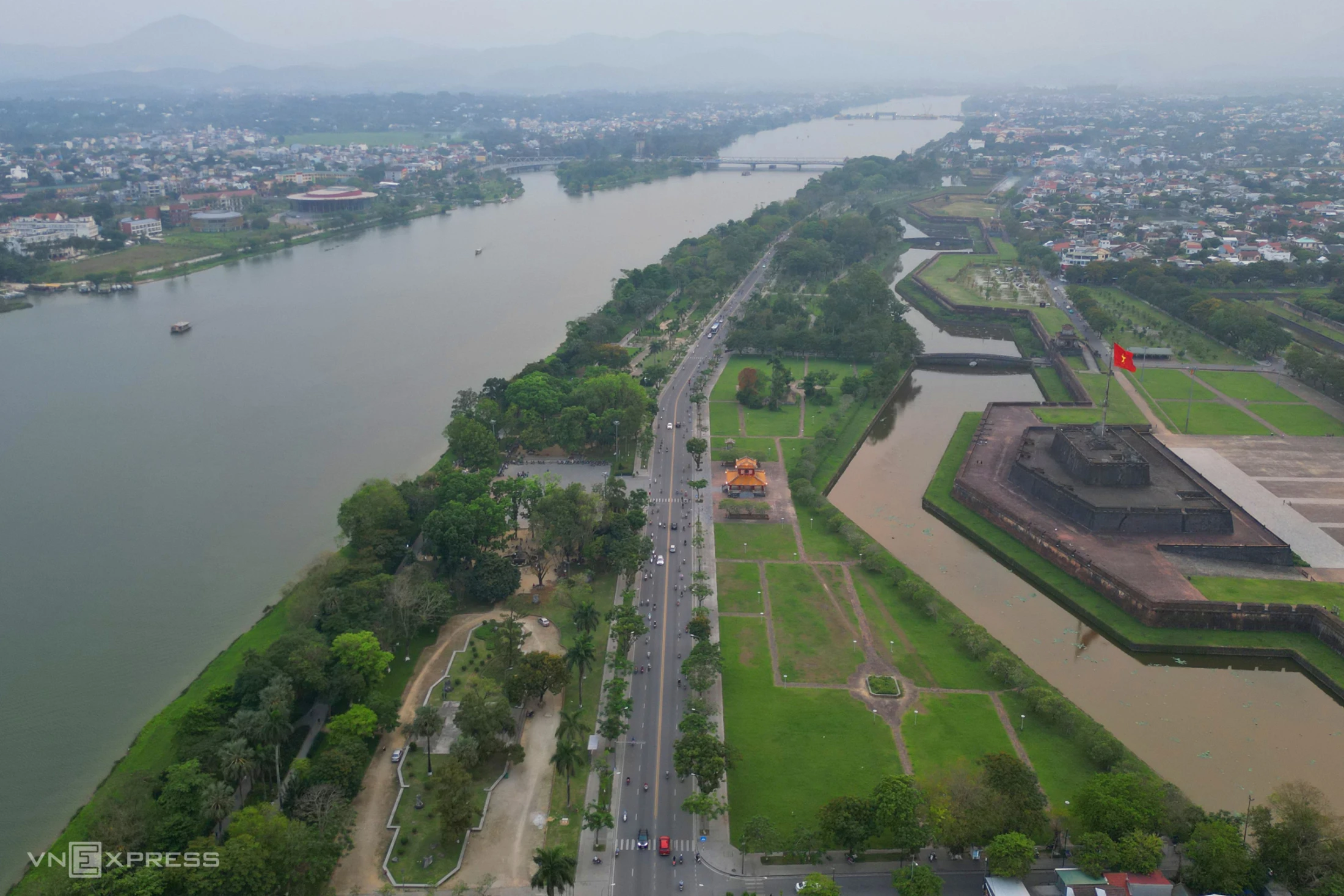 Huế chìm trong lũ - Hình 4