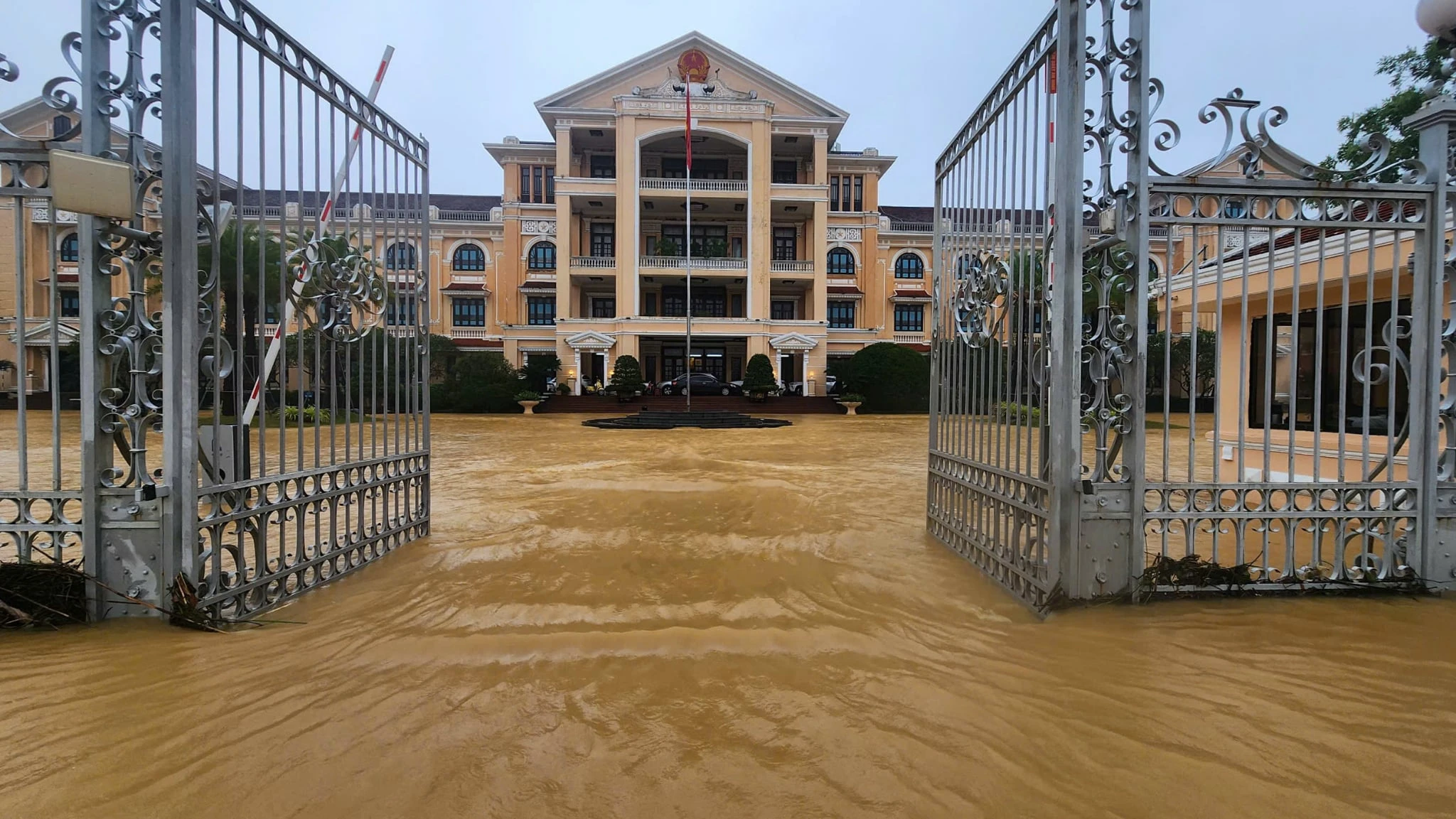 Huế chìm trong lũ - Hình 16