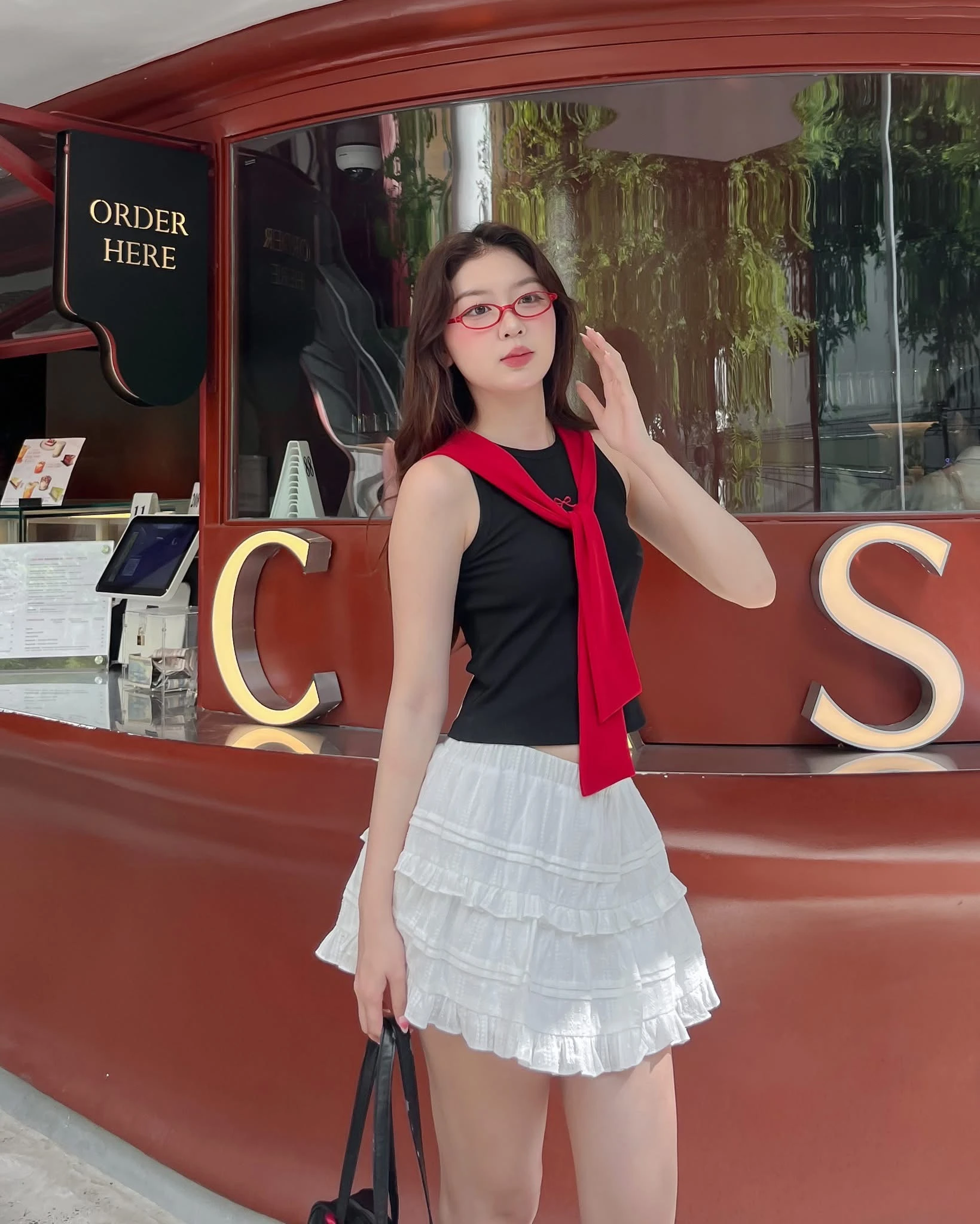 Phong cách hiện đại tối giản với sức hút của áo tank top - Hình 6