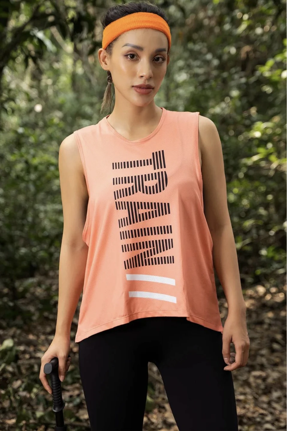 Phong cách hiện đại tối giản với sức hút của áo tank top - Hình 8