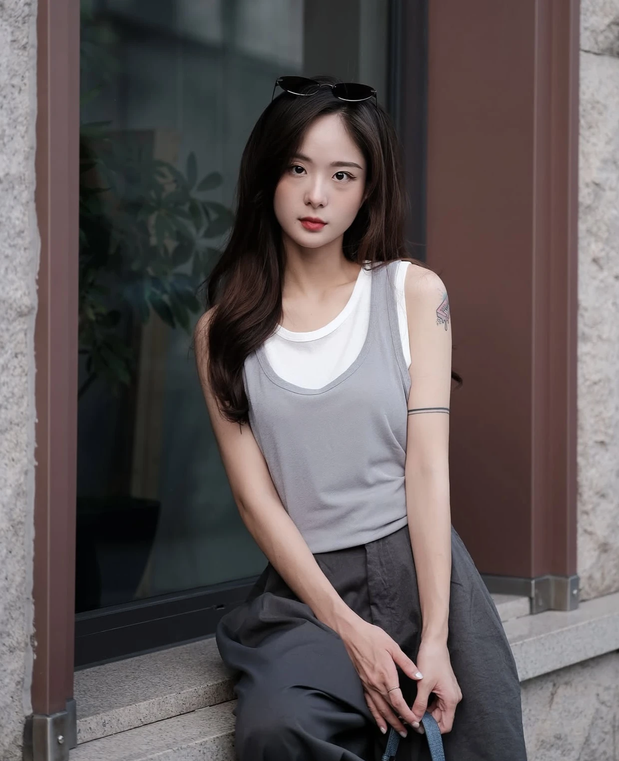 Phong cách hiện đại tối giản với sức hút của áo tank top - Hình 3