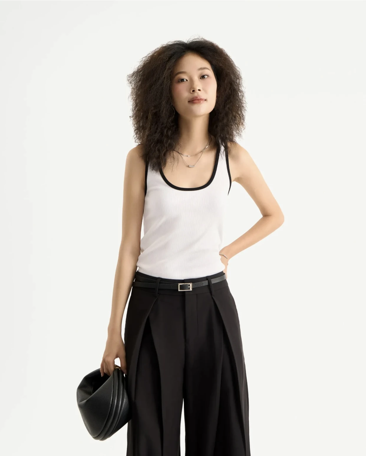 Phong cách hiện đại tối giản với sức hút của áo tank top - Hình 1
