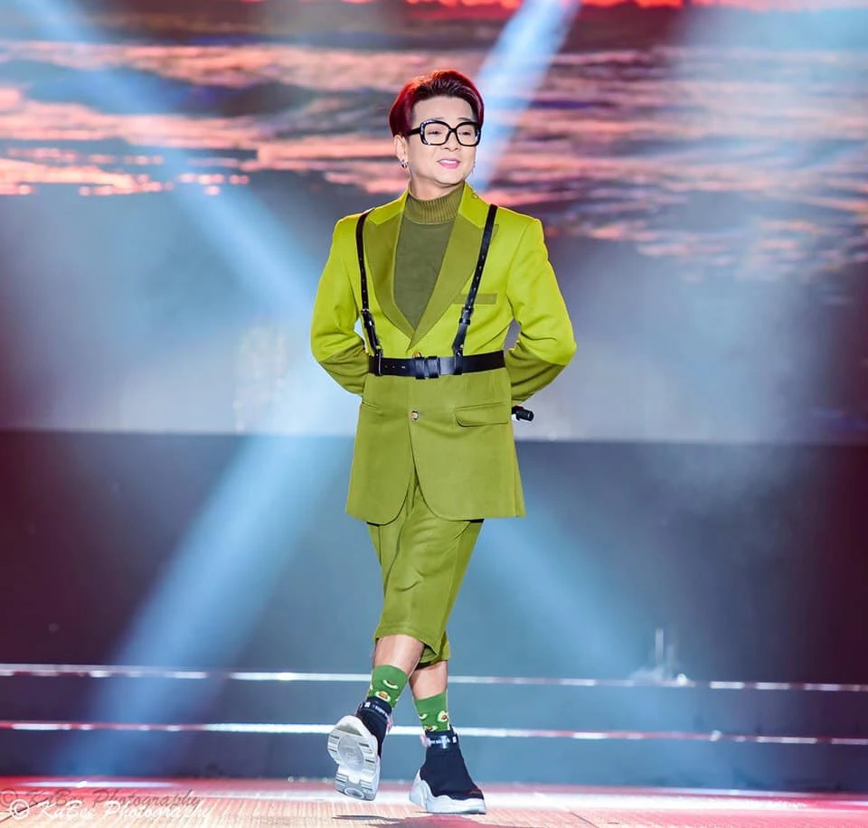 Quá khứ của nam ca sĩ dính líu vụ đánh bạc hơn 2.600 tỷ tại khách sạn Pullman: Cát-xê tính bằng vàng gây sốc - Hình 4