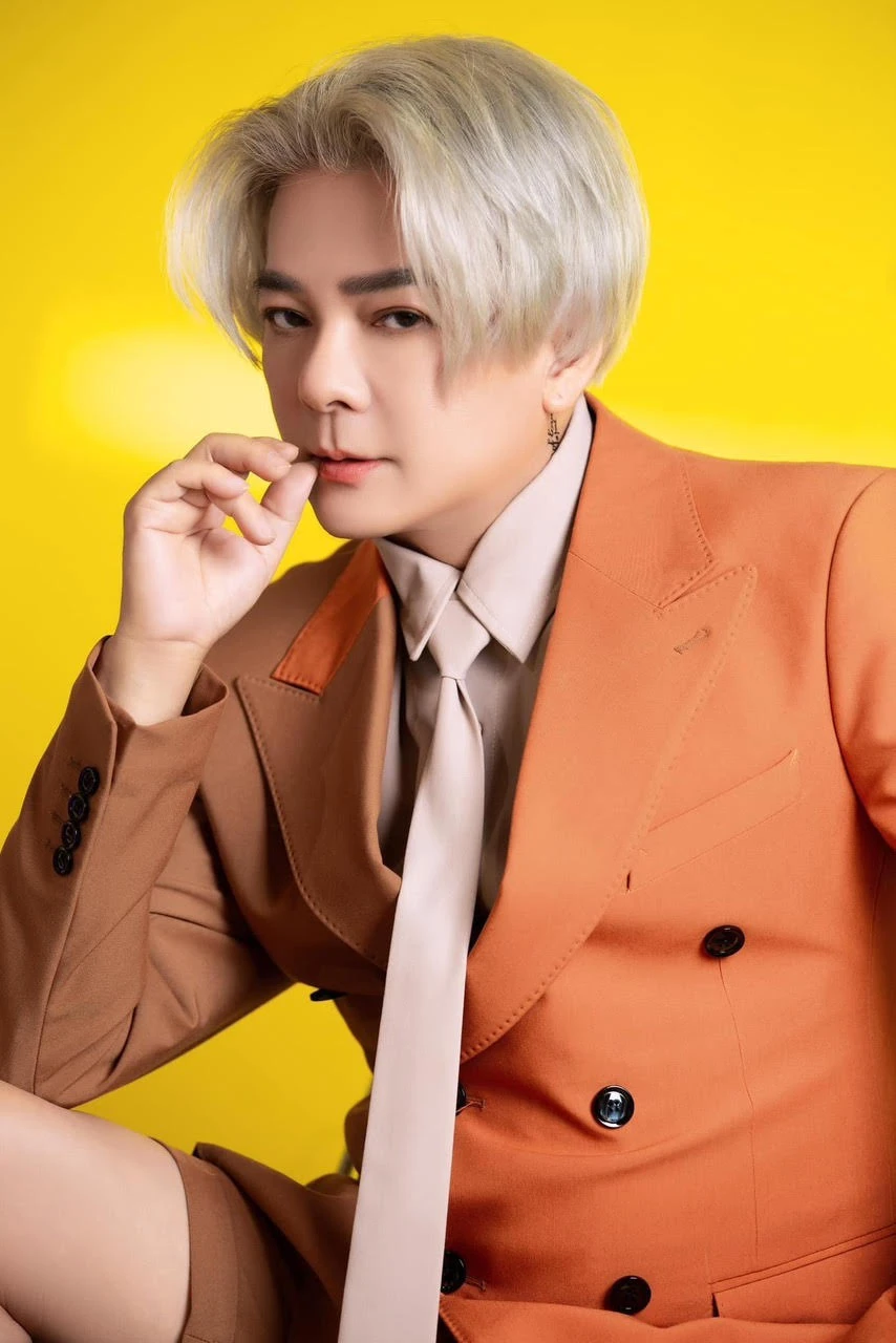 Quá khứ của nam ca sĩ dính líu vụ đánh bạc hơn 2.600 tỷ tại khách sạn Pullman: Cát-xê tính bằng vàng gây sốc - Hình 5