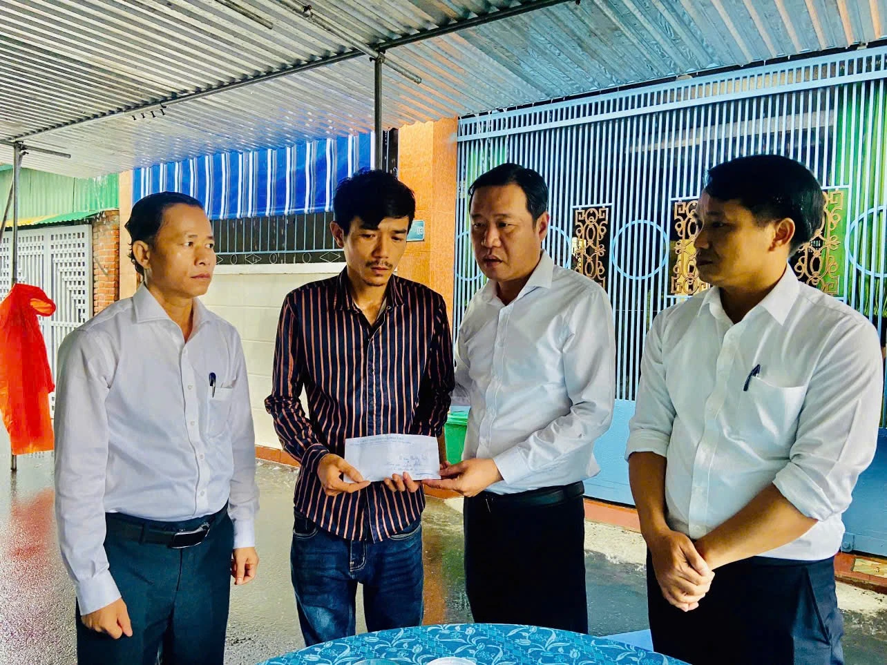 Đà Nẵng: Nữ công nhân băng dòng nước xiết về nhà, bị lũ cuốn trôi, tử vong - Hình 1