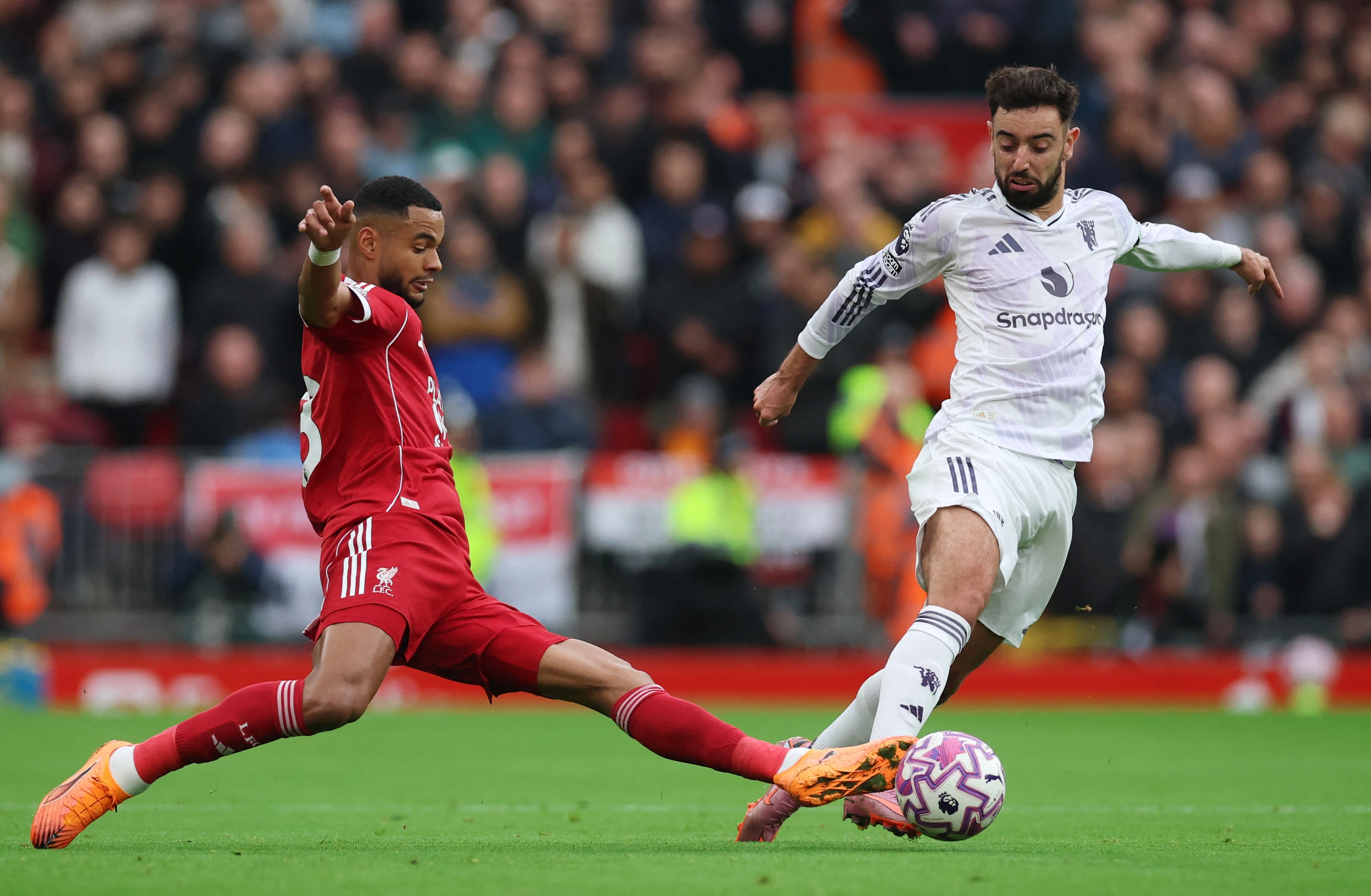 Không cần là Ronaldo, Bruno Fernandes vẫn viết nên chương sử riêng - Hình 2