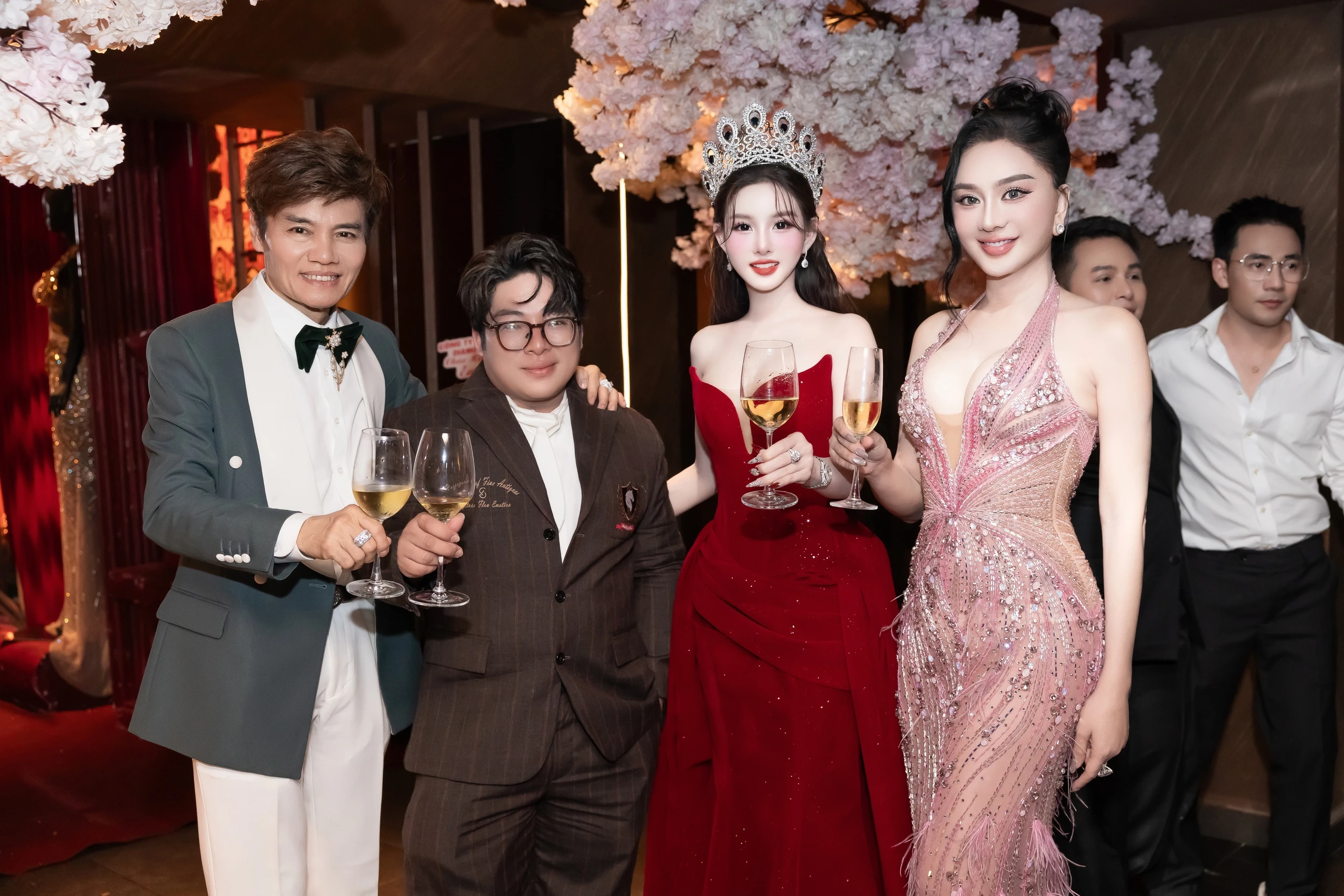 Lâm Khánh Chi đọ sắc cùng búp bê châu Á - Hình 5