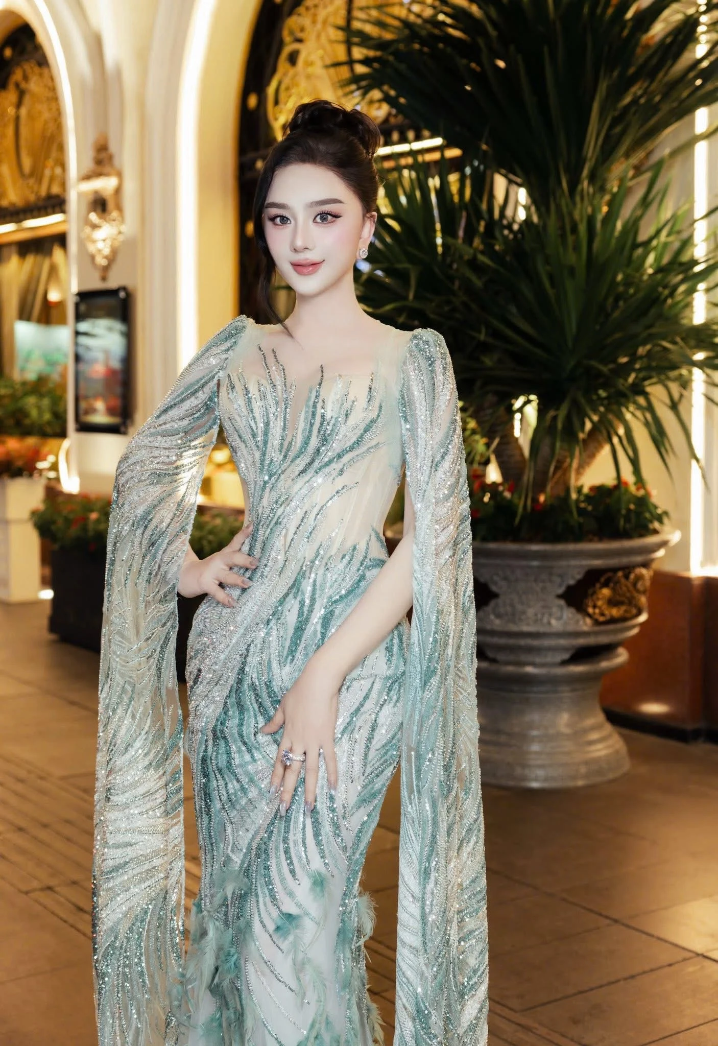 Lâm Khánh Chi đọ sắc cùng búp bê châu Á - Hình 4