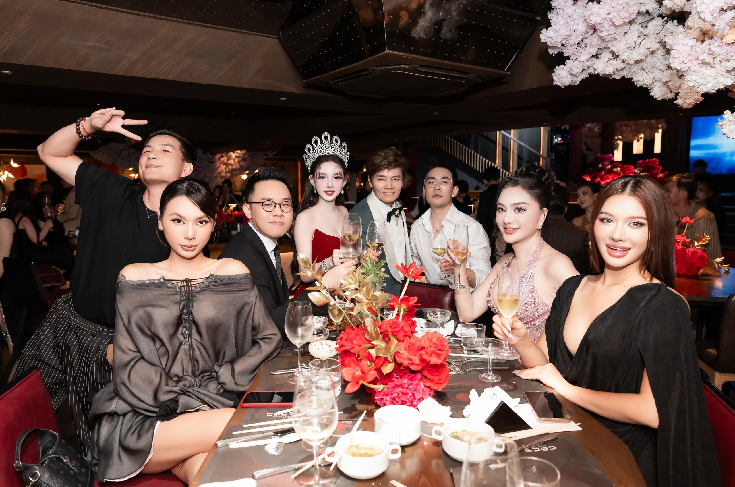 Lâm Khánh Chi đọ sắc cùng búp bê châu Á - Hình 6