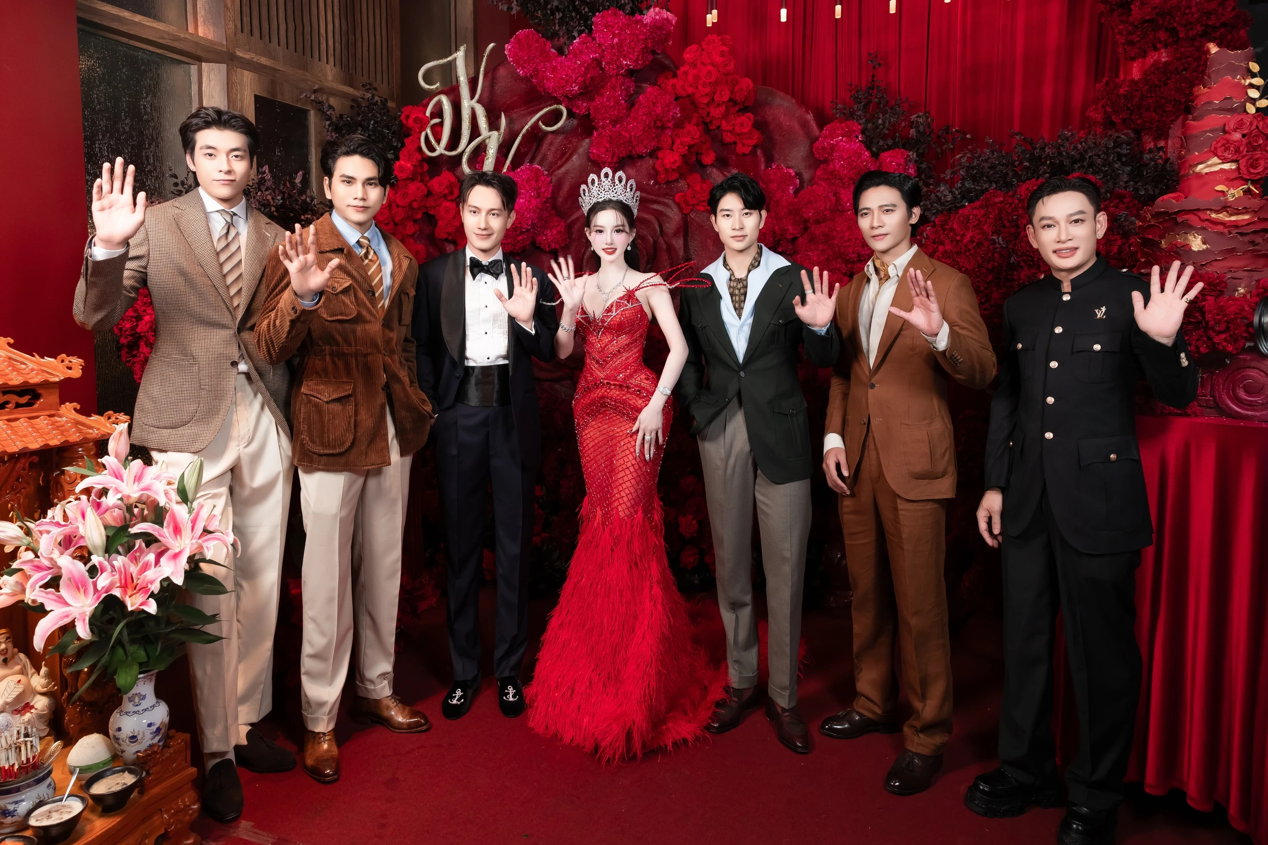 Lâm Khánh Chi đọ sắc cùng búp bê châu Á - Hình 1