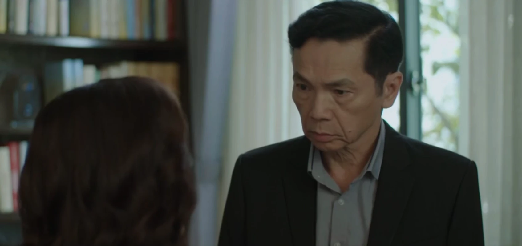 Lằn ranh - Tập 1: Triển bị nhắc vì quá gần gũi với doanh nghiệp - Hình 1