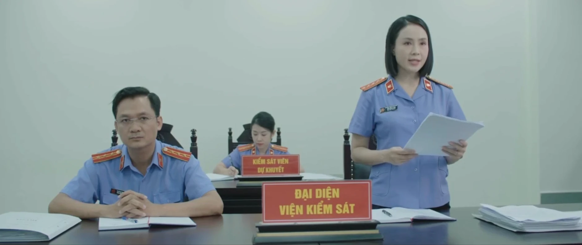 Lằn ranh - Tập 1: Triển bị nhắc vì quá gần gũi với doanh nghiệp - Hình 9