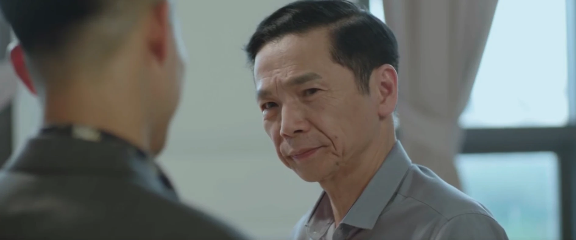 Lằn ranh - Tập 1: Triển bị nhắc vì quá gần gũi với doanh nghiệp - Hình 7