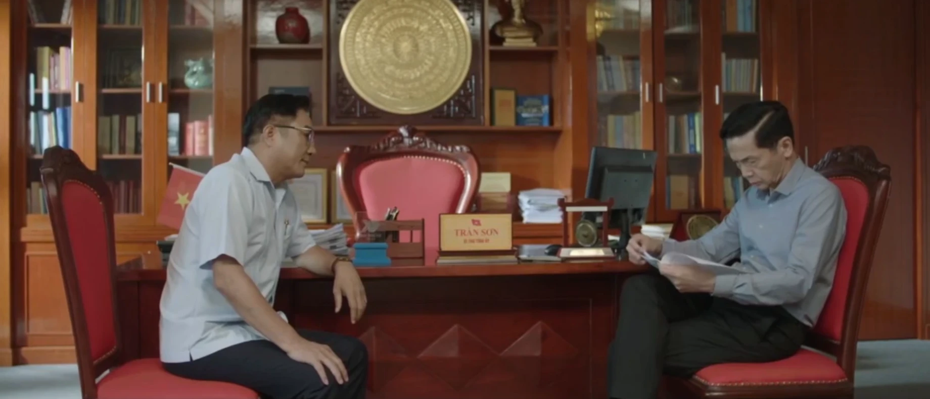 Lằn ranh - Tập 1: Triển bị nhắc vì quá gần gũi với doanh nghiệp - Hình 8