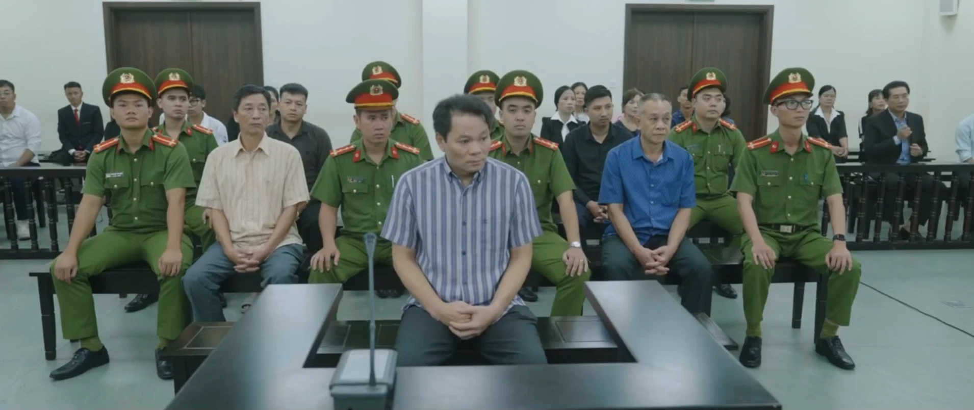 Lằn ranh - Tập 1: Triển bị nhắc vì quá gần gũi với doanh nghiệp - Hình 10