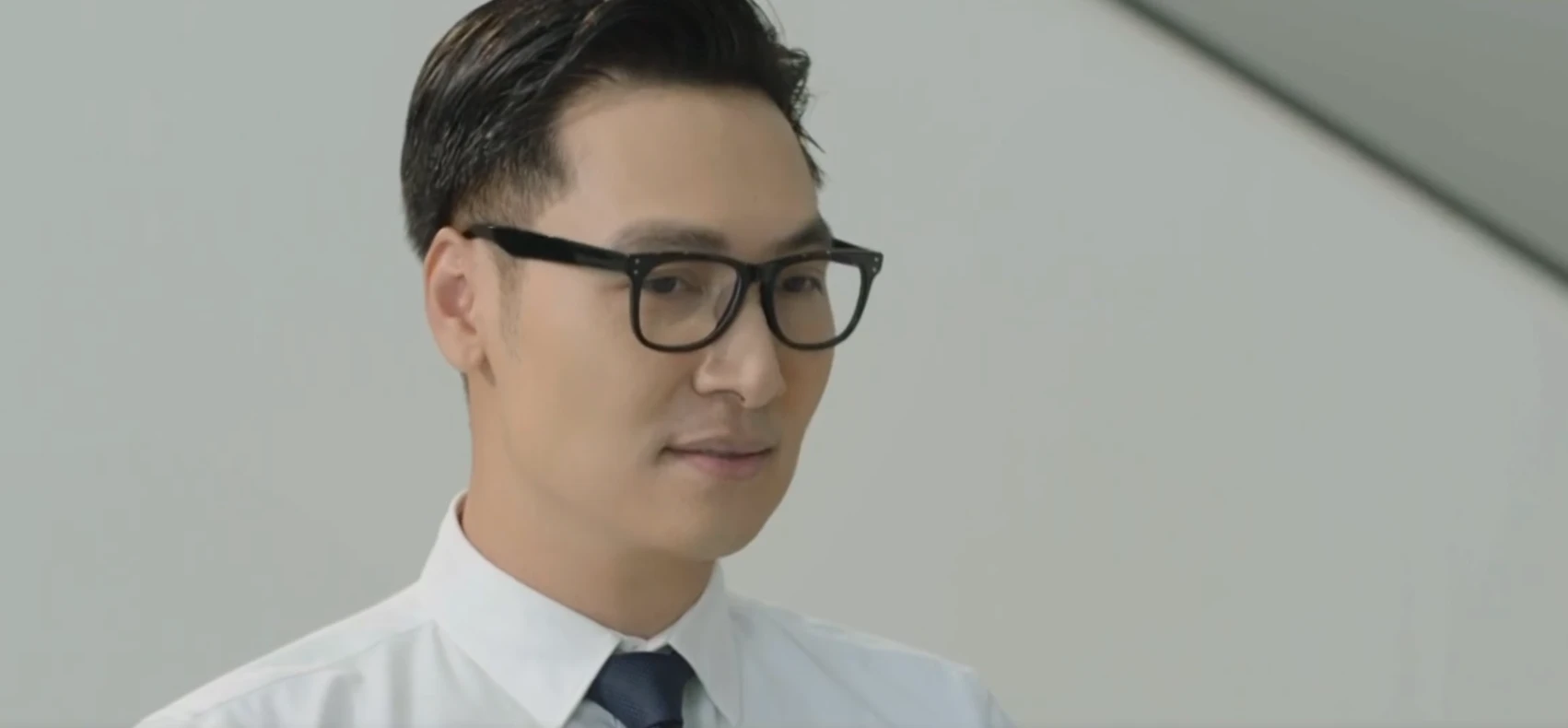 Lằn ranh - Tập 1: Triển bị nhắc vì quá gần gũi với doanh nghiệp - Hình 4