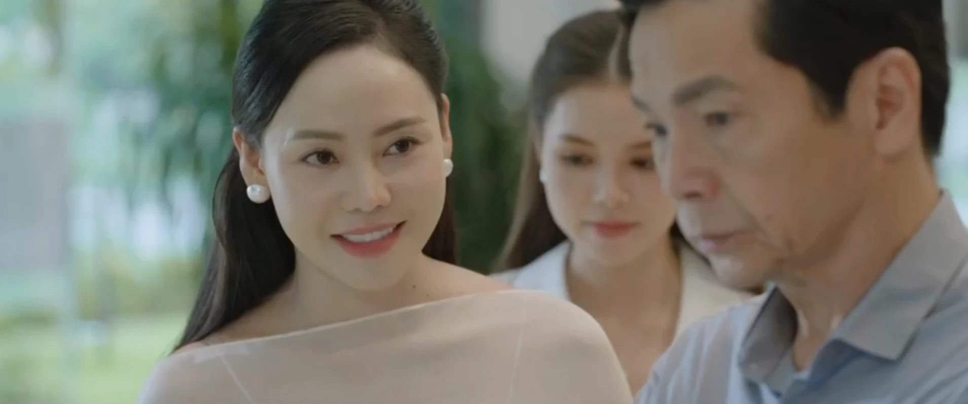 Lằn ranh - Tập 1: Triển bị nhắc vì quá gần gũi với doanh nghiệp - Hình 5