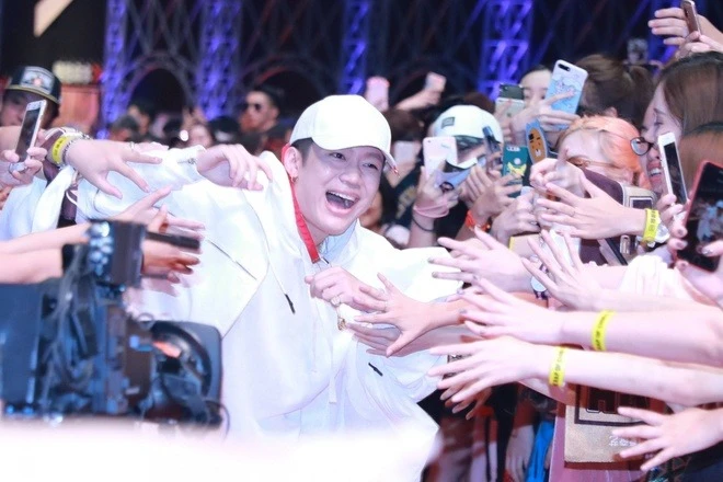 Một rapper lệch chuẩn bị đuổi khỏi bar sau 10 phút biểu diễn, các ông bầu hủy show hàng loạt - Hình 5