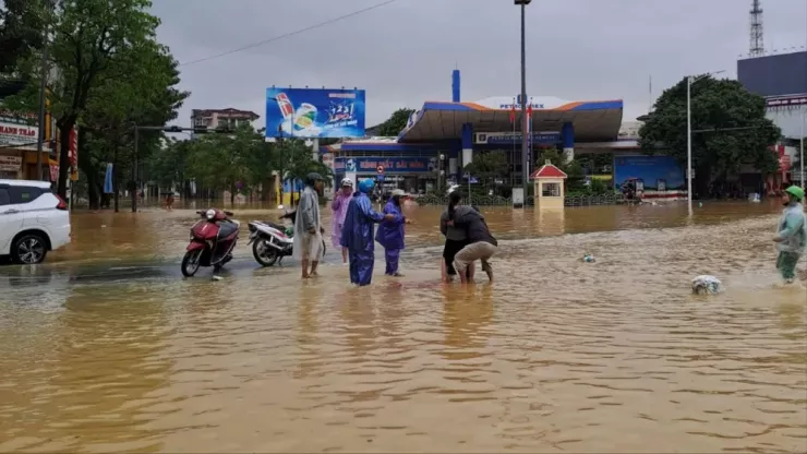 Một sản phụ sinh con giữa dòng nước lũ ở Huế - Hình 1