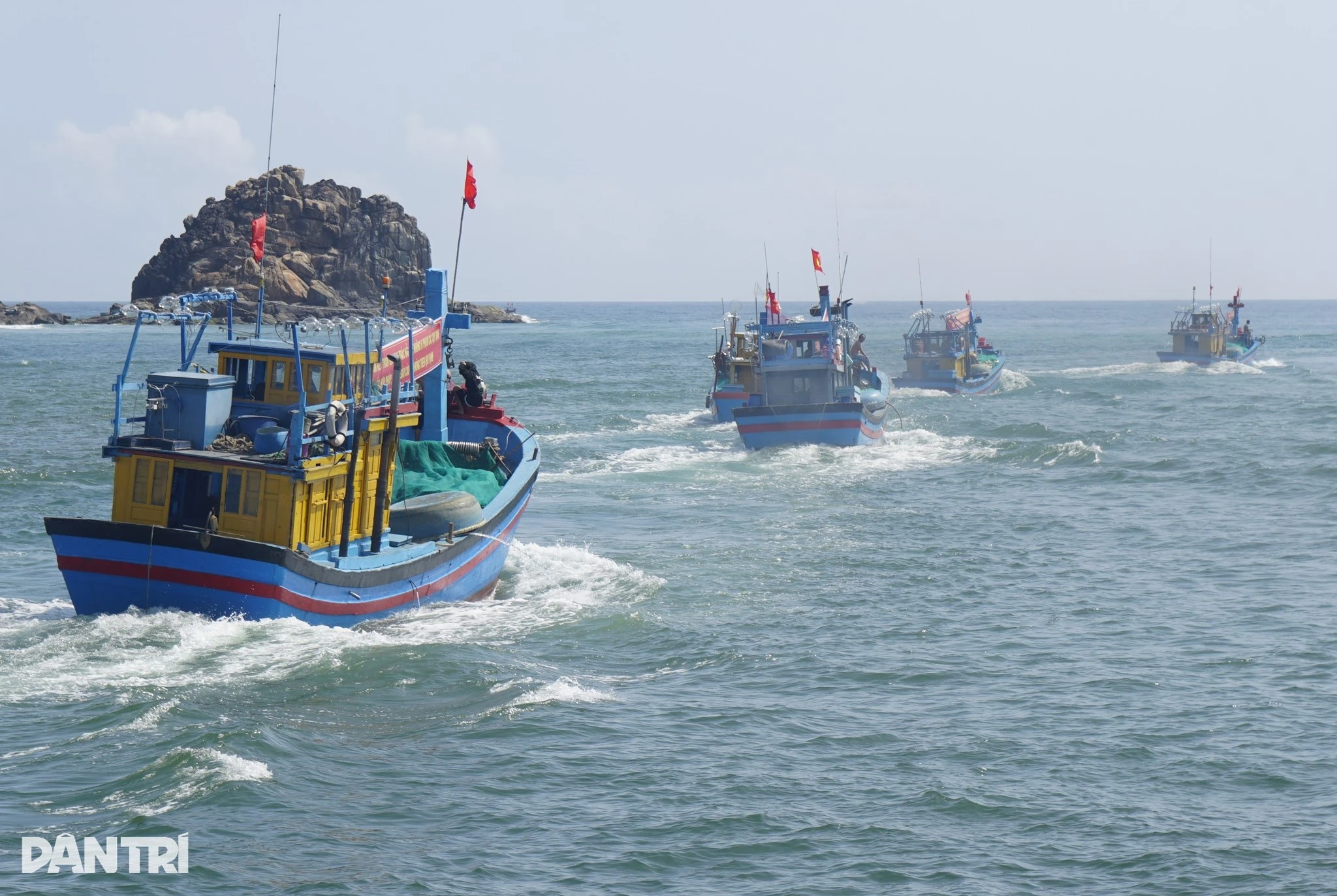 Tàu có 10 ngư dân đang đánh bắt trên biển, một người đột nhiên biến mất - Hình 1