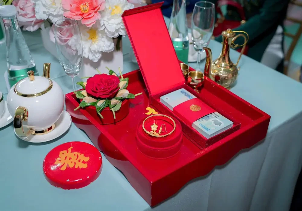 Thách cưới 9,9 triệu, thông gia nghèo đứng hình khi mở phong bì sính lễ nhà trai - Hình 1