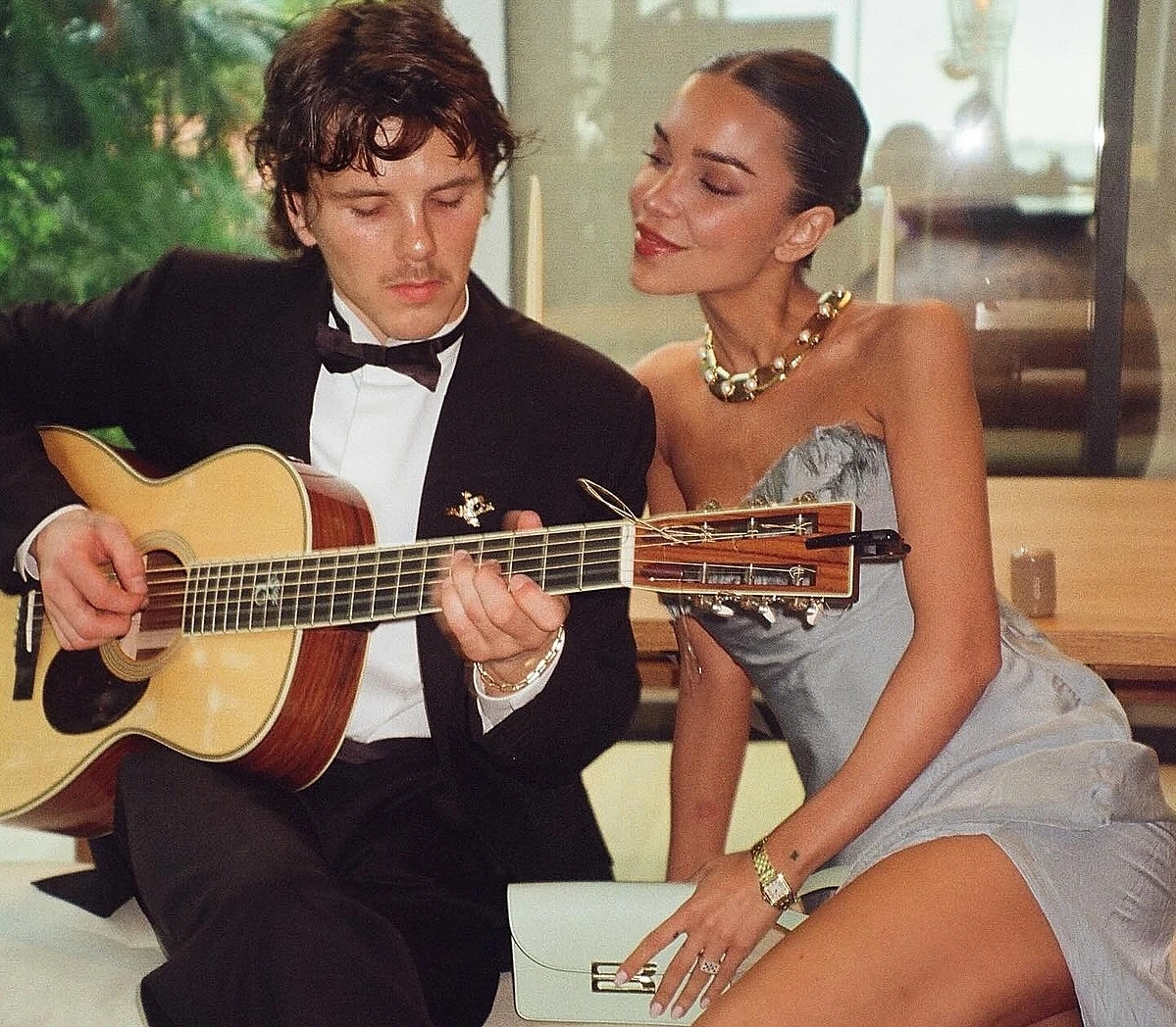 Vợ chồng Beckham bỏ tiền thuê nữ nhạc sĩ kèm cặp con trai út, ngờ đâu lại rước về một... nàng dâu tương lai - Hình 1