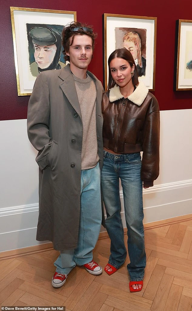 Vợ chồng Beckham bỏ tiền thuê nữ nhạc sĩ kèm cặp con trai út, ngờ đâu lại rước về một... nàng dâu tương lai - Hình 2