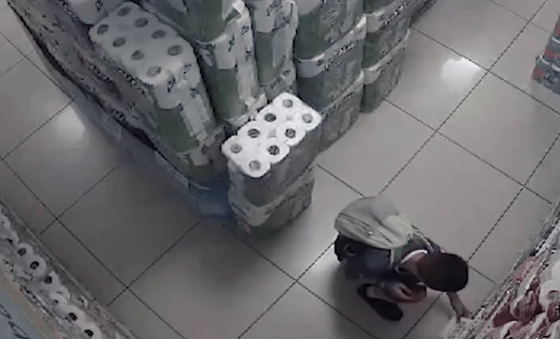 Cả siêu thị hỗn loạn vì hành động của cậu bé 10 tuổi - Hình 1