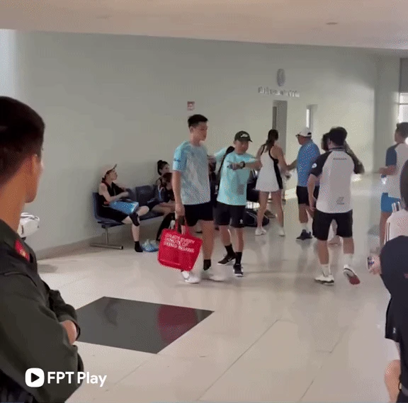 Căng: Lý Hoàng Nam chỉ tay thẳng mặt, Trương Vinh Hiển được mọi người can ra trong hậu trường giải đấu - Hình 2