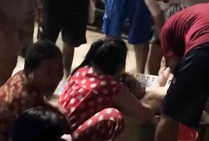 Bé gái 4 tuổi bị đuối nước khi người nhà chạy lũ ở Lâm Đồng - Hình 1