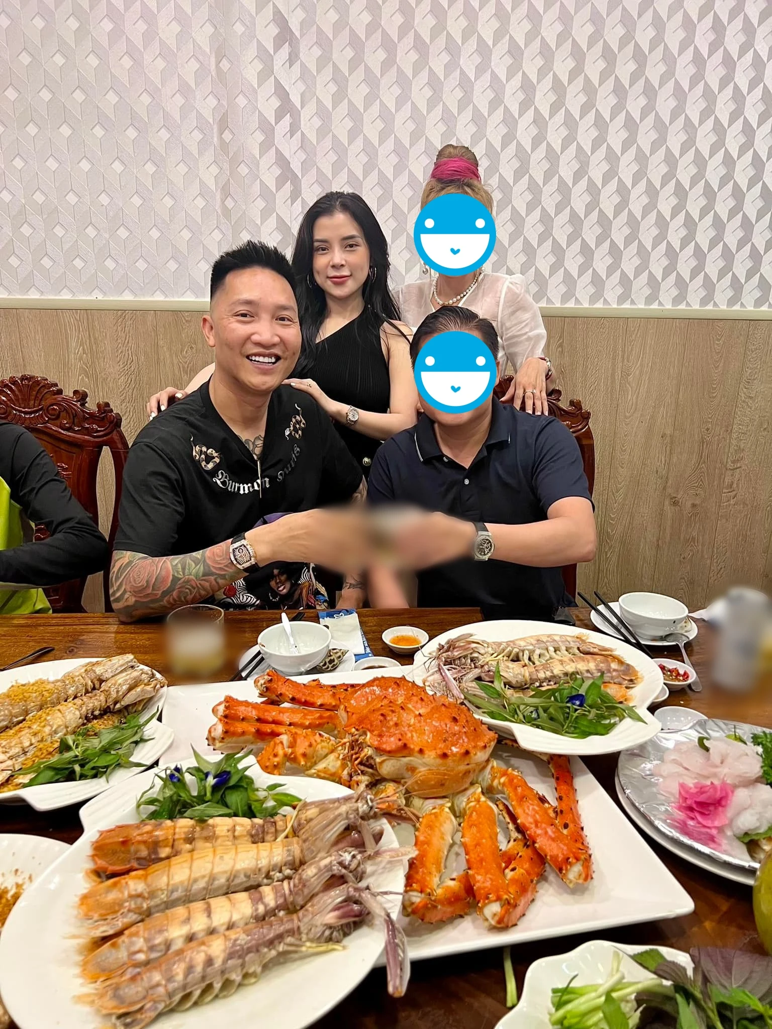 Bữa ăn của Huấn Hoa Hồng - Hình 3