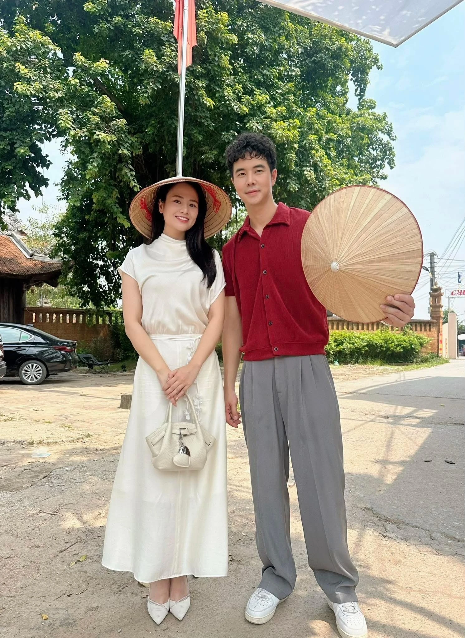 Cả nước mong chờ đám cưới của cặp đôi Vbiz đang cực hot: Nhà gái đẹp quá trời đẹp, nhà trai 10 điểm chốt vội đi thôi - Hình 1