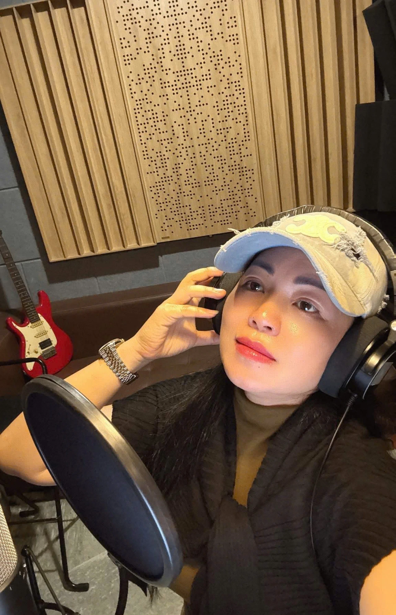 Ca sĩ Hòa Minzy làm điều đặc biệt cho người Huế, không nhận ra BTV Ngọc Trinh - Hình 9