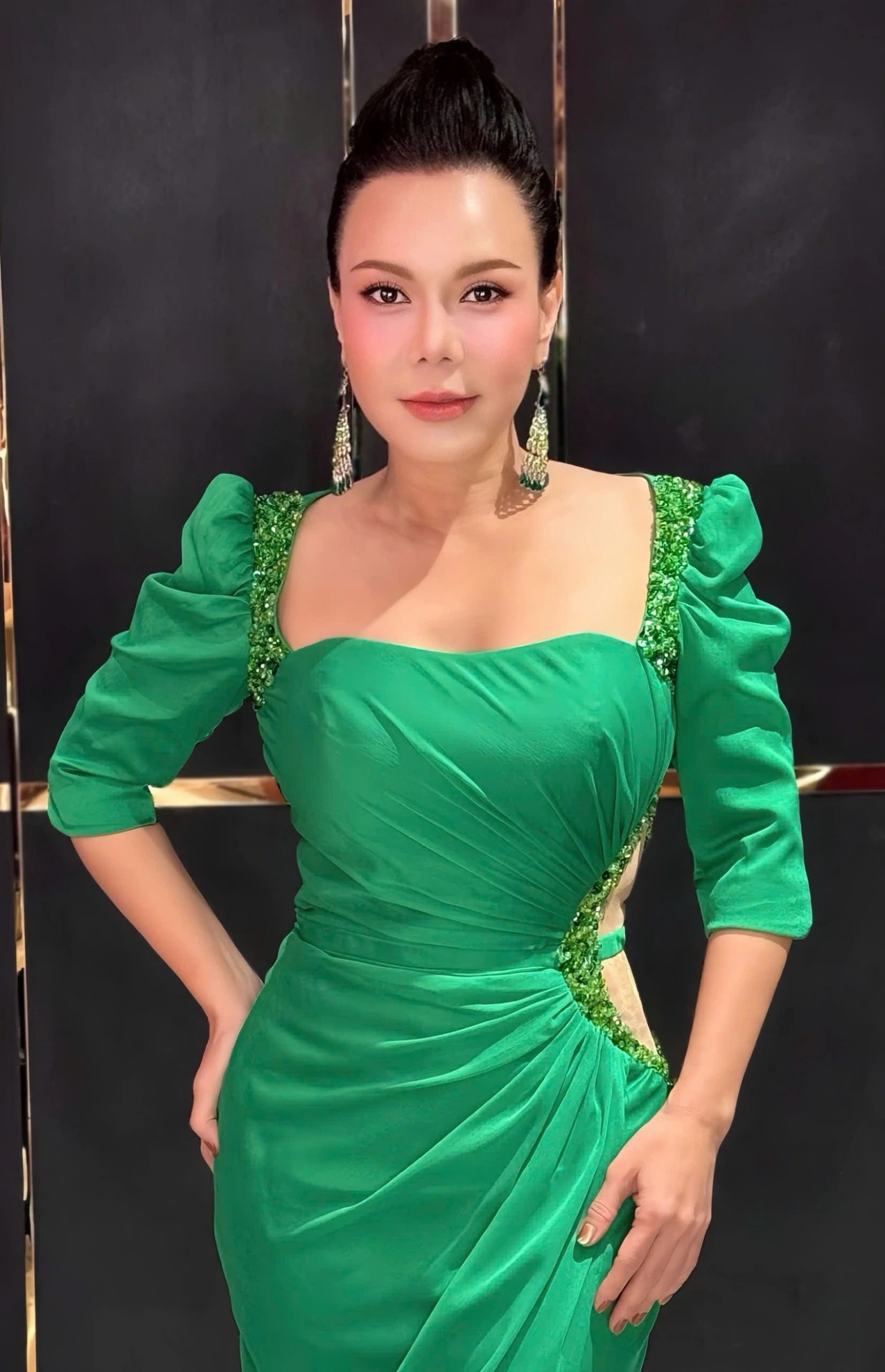 Ca sĩ Hòa Minzy làm điều đặc biệt cho người Huế, không nhận ra BTV Ngọc Trinh - Hình 1