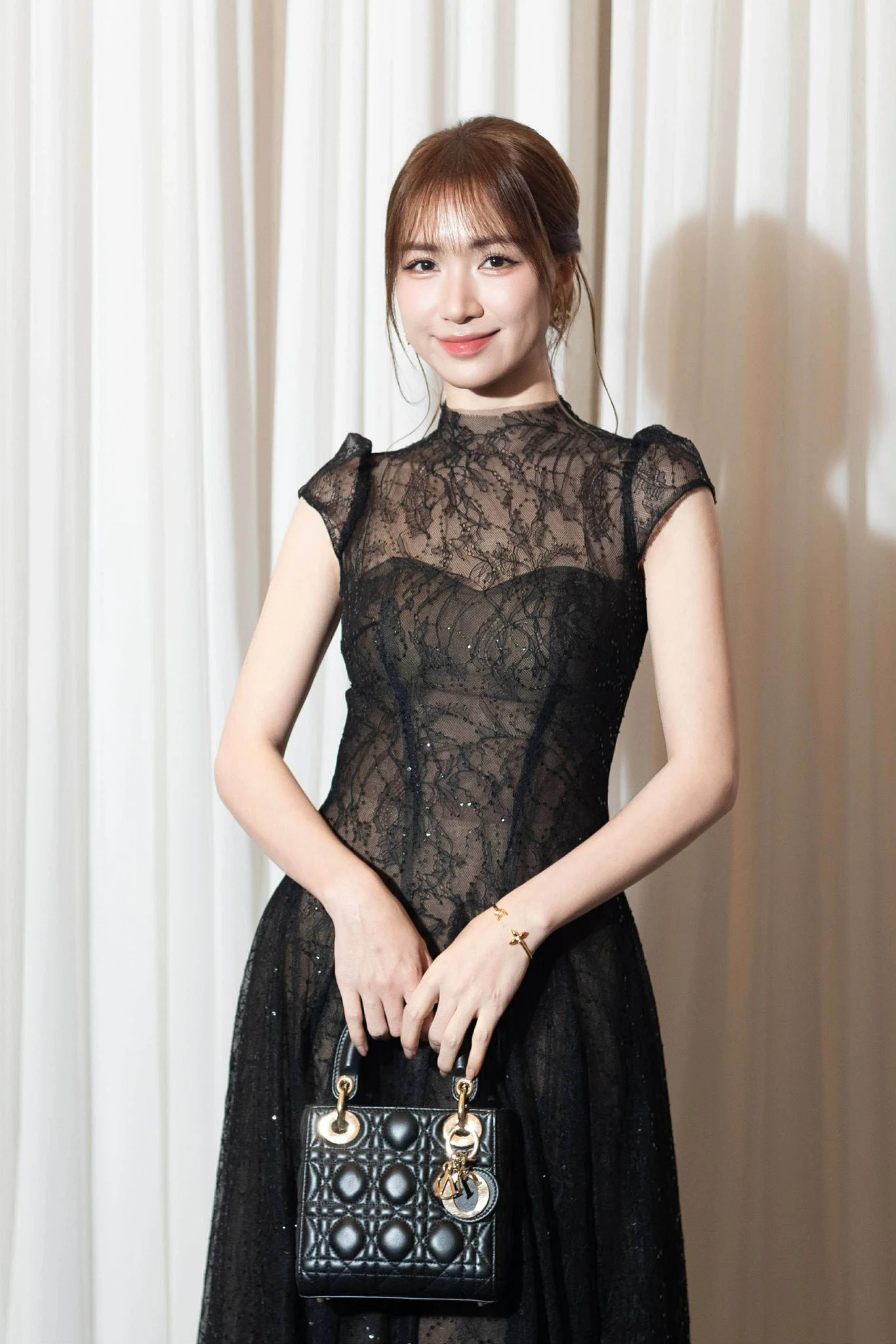 Ca sĩ Hòa Minzy làm điều đặc biệt cho người Huế, không nhận ra BTV Ngọc Trinh - Hình 4