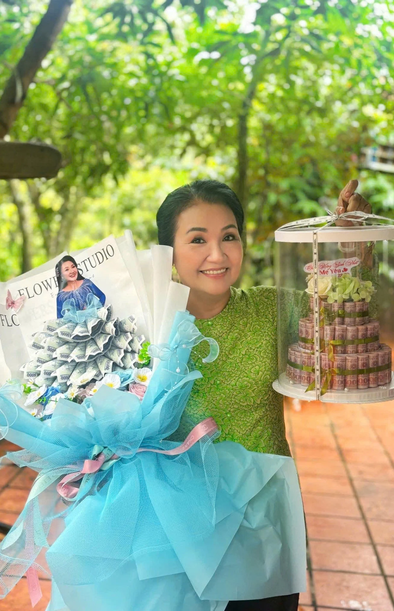 Ca sĩ Hòa Minzy làm điều đặc biệt cho người Huế, không nhận ra BTV Ngọc Trinh - Hình 11