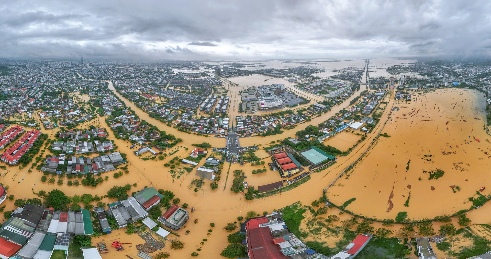 Cảnh tượng xứ Huế thơ mộng giữa bốn bề biển nước nhìn từ trên cao - Hình 1